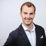 Junger Holzbau-Experte im Anzug, professionell für Bau-Ausschreibung und Bauprojekte