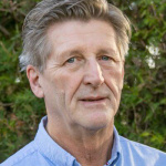 Mann mit grauen Haaren und blauem Hemd, Portrait für Holzbauausschreibung Expertenprofil